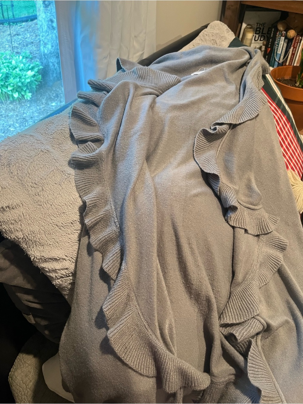 Women’s Ruffle-Edge Gray Knit Sleeveless Vest - Picture 8 of 8